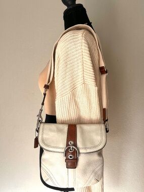 Vintage Coach Soho Cream Pebbled Leather Buckle Flap Crossbody Bag